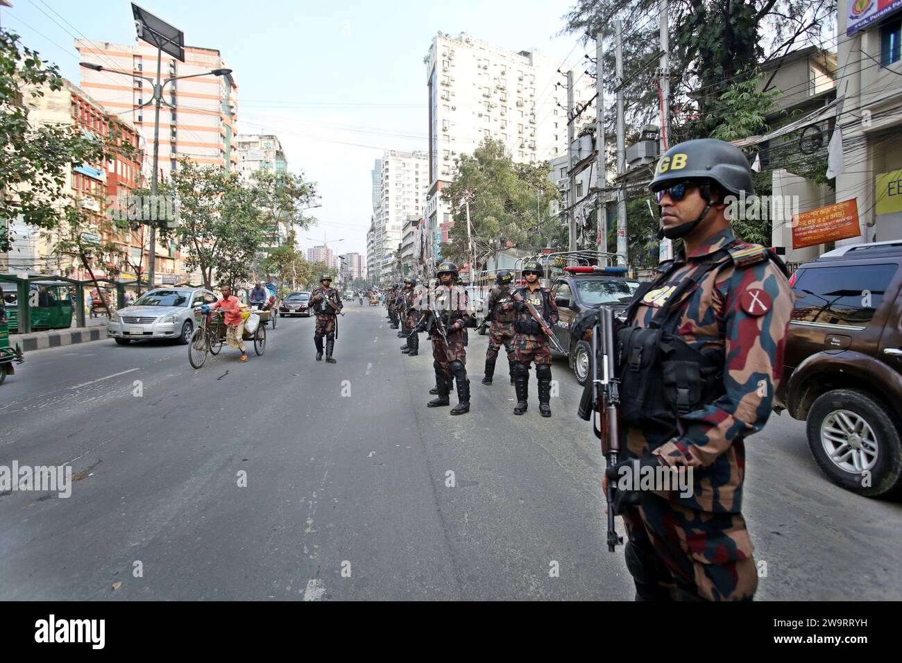 Dhaka, Wari, Bangladesh. 29 décembre 2023. Des membres des gardes-frontières du Bangladesh (BGB) se tiennent dans Une rue pour la 12e élection générale qui aura lieu à Dhaka, au Bangladesh, le 30 décembre 2023. Les fonctions de sécurité électorale ont commencé à aider à assurer une atmosphère pacifique et à maintenir l'ordre public dans tout le pays pour les élections du 7 janvier. Selon la Commission électorale du Bangladesh, la 12e élection générale est prévue le 7 janvier 2024 pour sélectionner les membres du Parlement national au Bangladesh. (Image de crédit : © Habibur Rahman/ZUMA Press Wire) USAGE ÉDITORIAL SEULEMENT! Non destiné à UN USAGE commercial ! CRE Banque D'Images