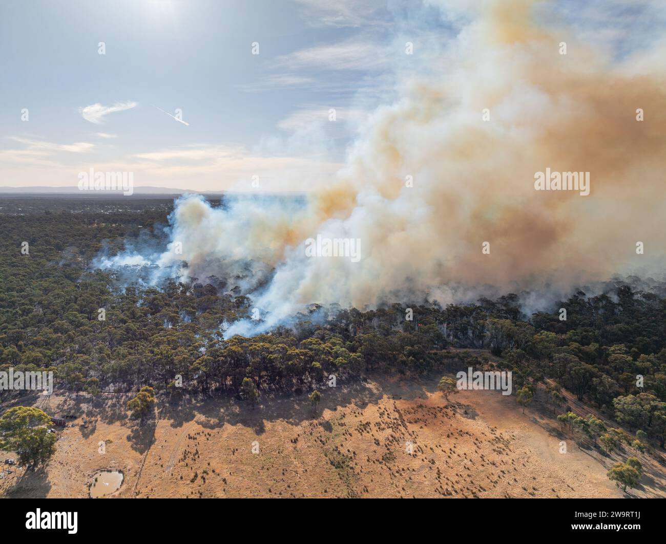 Vue aérienne de la fumée accumulée par une combustion de réduction de carburant dans le Bush à Maryborough dans le Victoria central, Australie. Banque D'Images