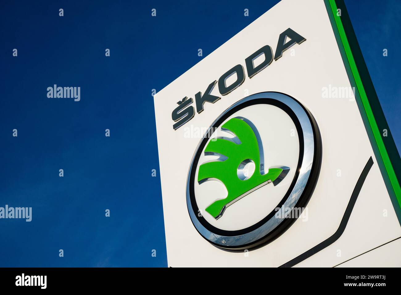Walbrzych, Pologne - 29.12.2023 : Škoda Auto est un constructeur tchèque de voitures particulières Banque D'Images