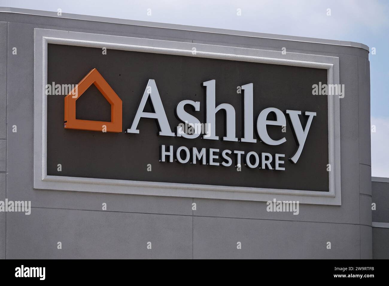 Los Angeles, Californie / États-Unis - 17 juin 2020 : le logo d'un magasin de meubles Ashley Homestore est affiché sur le côté d'un bâtiment. Banque D'Images