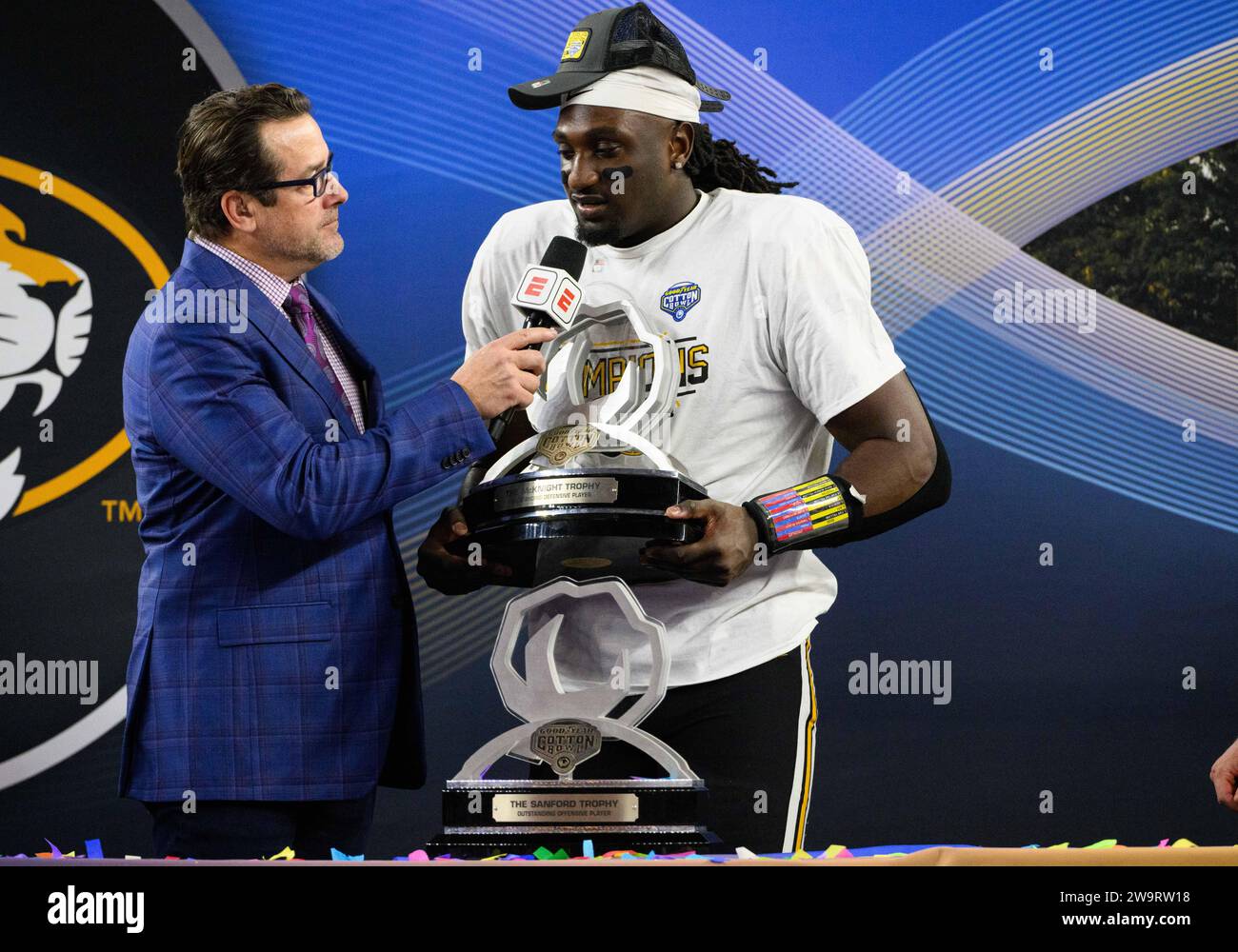 Arlington, Texas, États-Unis. 29 décembre 2023. Johnny Walker Jr. (15), joueur de ligne défensif des Tigers du Missouri, remporte le MVP défensif après le match de football NCAA entre les Tigers du Missouri et les Buckeyes de l'Ohio State au stade AT&T d'Arlington, Texas. Matthew Lynch/CSM/Alamy Live News Banque D'Images