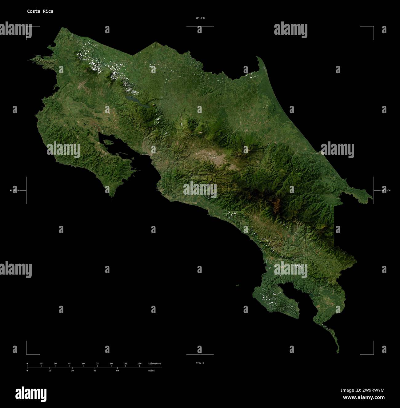 Forme d'une carte satellite à basse résolution du Costa Rica, avec échelle de distance et coordonnées de la frontière de la carte, isolé sur noir Banque D'Images