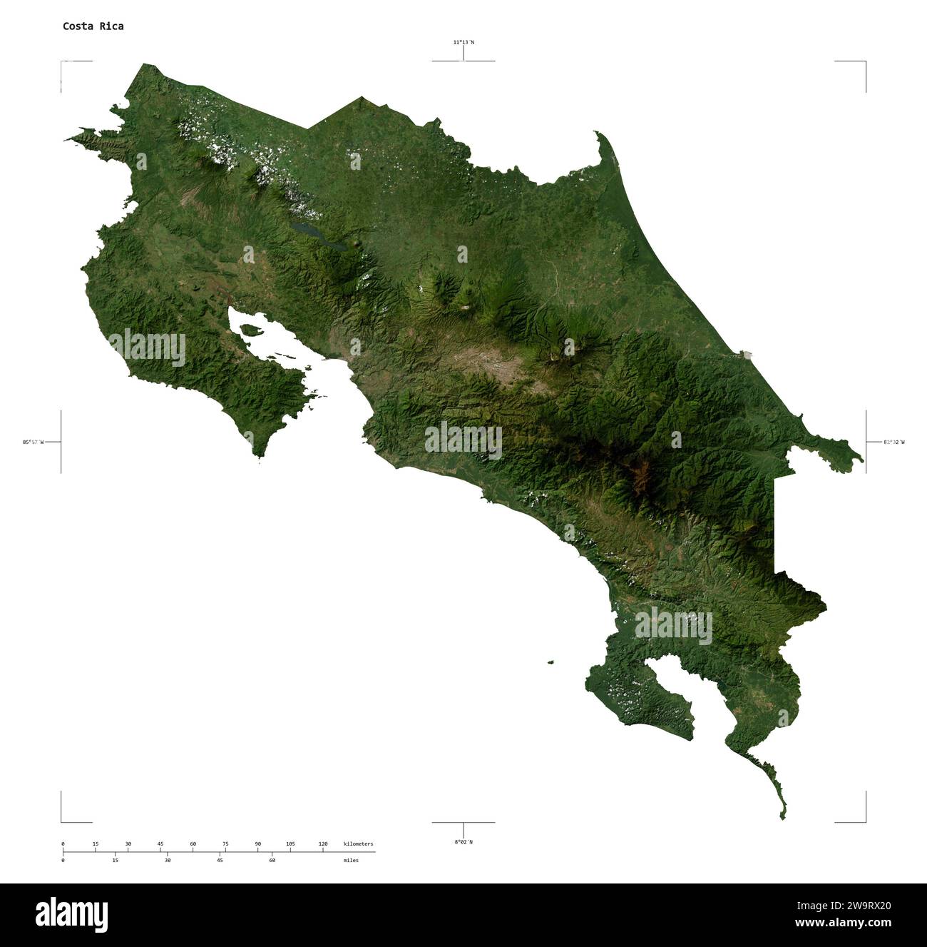 Forme d'une carte satellite à basse résolution du Costa Rica, avec échelle de distance et coordonnées de la frontière de la carte, isolé sur blanc Banque D'Images