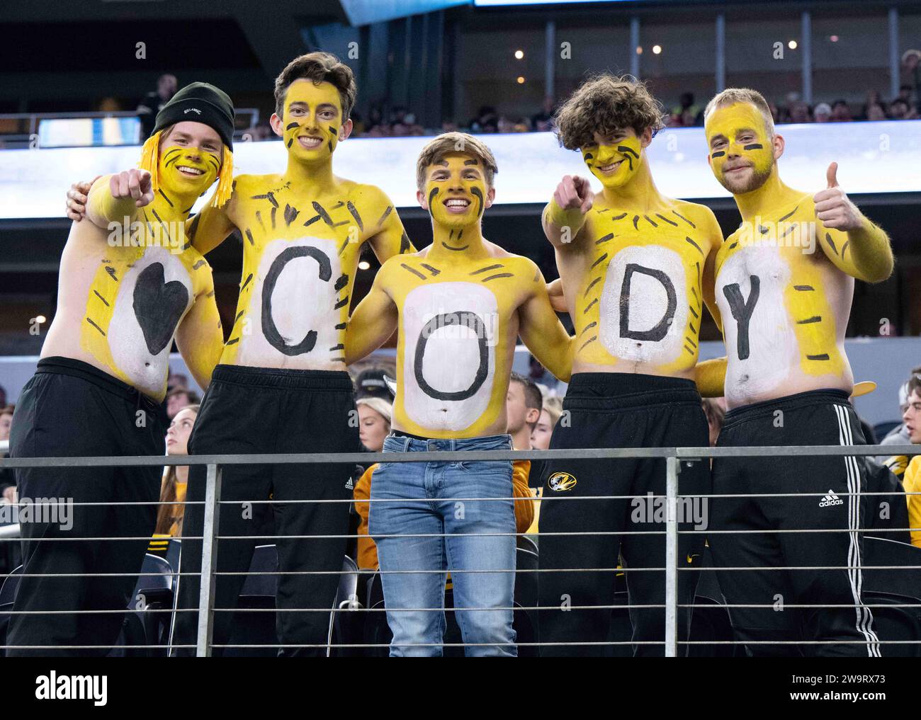 Arlington, Texas, États-Unis. 29 décembre 2023. Mizzou Spirit Crew montrant leur esprit. (Image de crédit : © Hoss McBain/ZUMA Press Wire) USAGE ÉDITORIAL SEULEMENT! Non destiné à UN USAGE commercial ! Banque D'Images