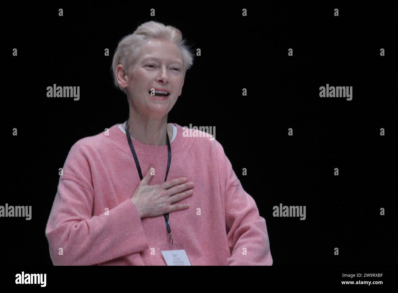 L'actrice britannique TILDA SWINTON donne une conférence de presse au Centre culturel Onassis à Athènes. Tilda Swinton, lauréate d'un Oscar, dans un défilé de mode rituel, mettant en vedette des costumes des films emblématiques de Pasolini : de « l'Évangile selon Saint Matthew" et "Arabian Nights" à "Salò, ou les 120 jours de Sodome." Banque D'Images