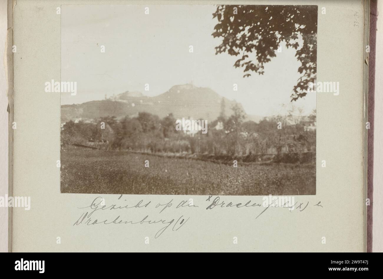 Vue du drachenfels et du Drachenburg, c. 1895 - c. 1905 photographie cette photo fait partie d'un album. Paysage royal de papier baryta d'hiver avec tour ou château. (Haute) colline Drachenfels. Drachenburg Banque D'Images