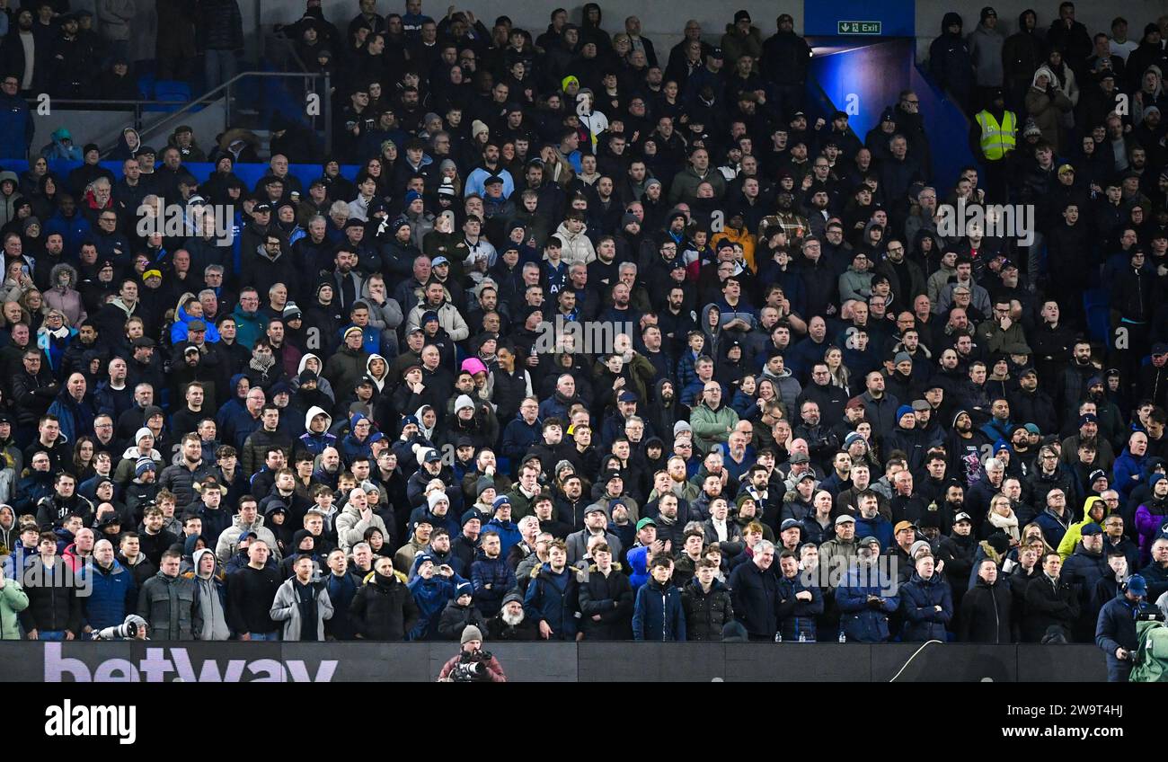 Fans de Tottenham lors du match de Premier League entre Brighton et Hove Albion et Tottenham Hotspur à l'American Express Stadium, Brighton, Royaume-Uni - 28 décembre 2023 photo Simon Dack / Téléphoto Images à usage éditorial uniquement. Pas de merchandising. Pour les images de football des restrictions FA et Premier League s'appliquent inc. Aucune utilisation Internet/mobile sans licence FAPL - pour plus de détails contacter football Dataco Banque D'Images