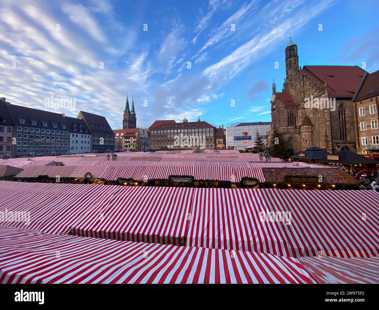 Nuremberg Noël marché de Noël montrant les sommets des étals rouges et blancs installés sur la place pendant la journée Banque D'Images