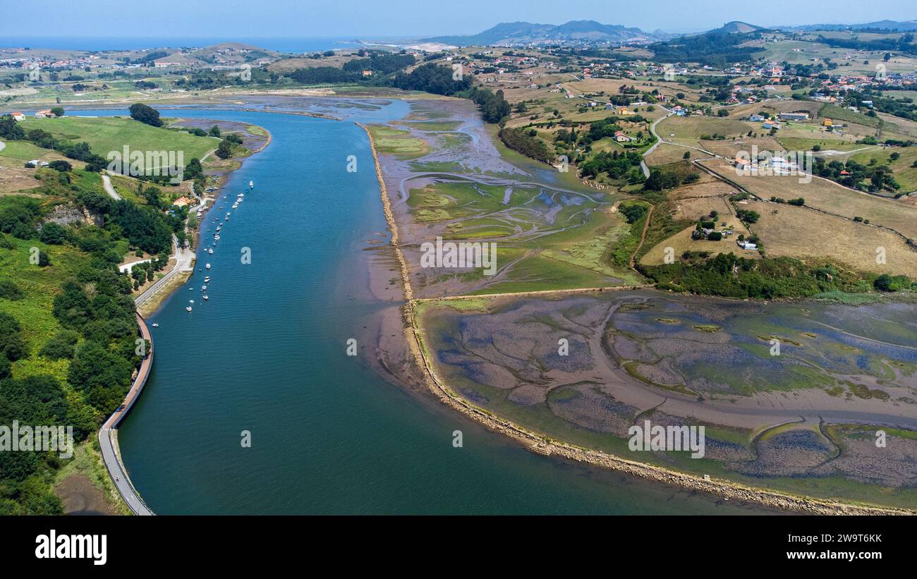 Vue aérienne de la courbe de la rivière avec le paysage rural. Estuaire de Suances, embouchure de la rivière Saja. Curva del Río point de vue, Cantabrie, Espagne. Banque D'Images