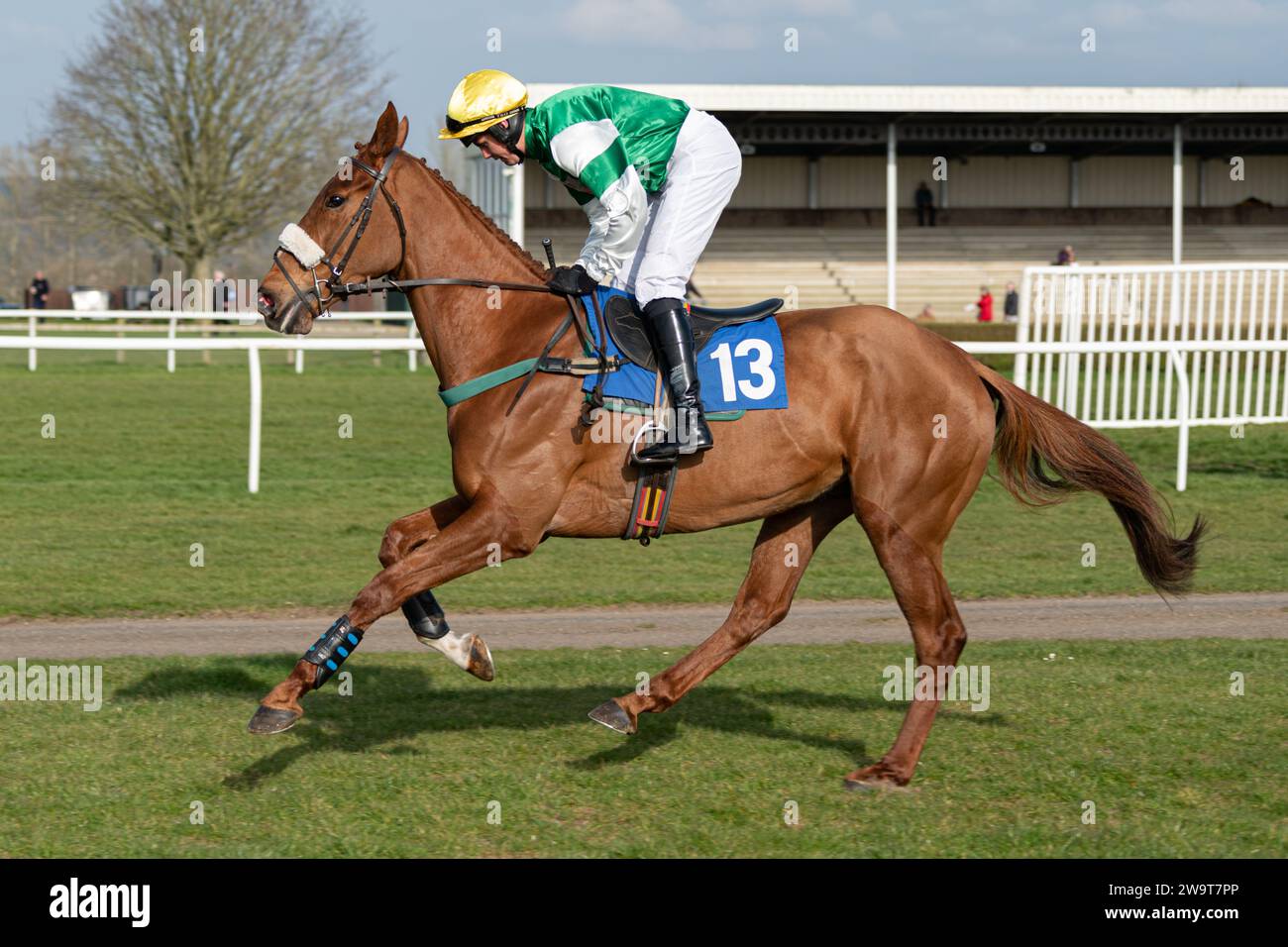 Le Big Red One, monté par Daniel Sansom et entraîné par Seamus Mullins, en course à Wincanton, le 21 mars 2022 Banque D'Images