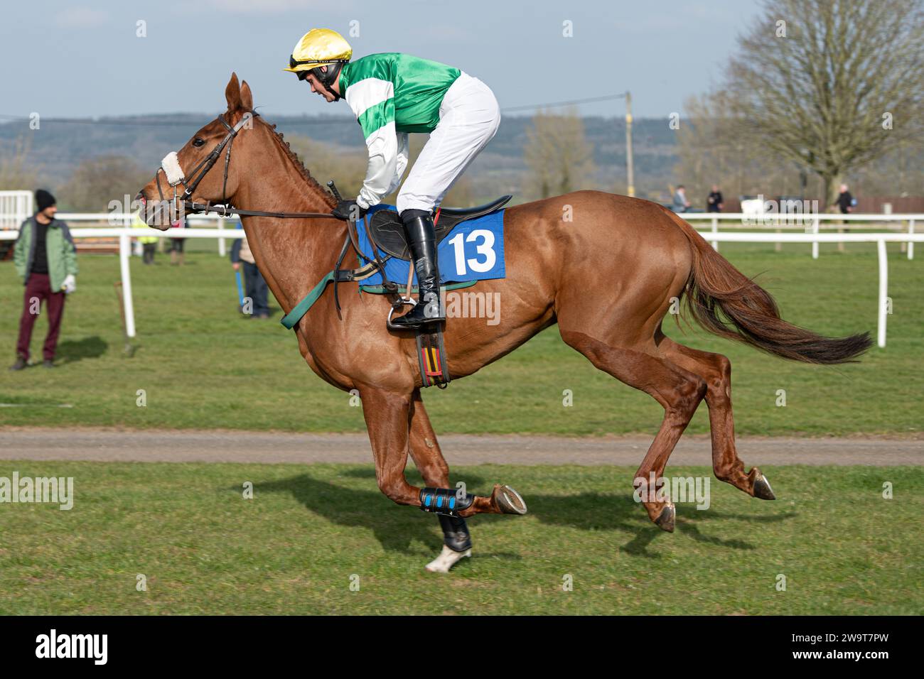 Le Big Red One, monté par Daniel Sansom et entraîné par Seamus Mullins, en course à Wincanton, le 21 mars 2022 Banque D'Images