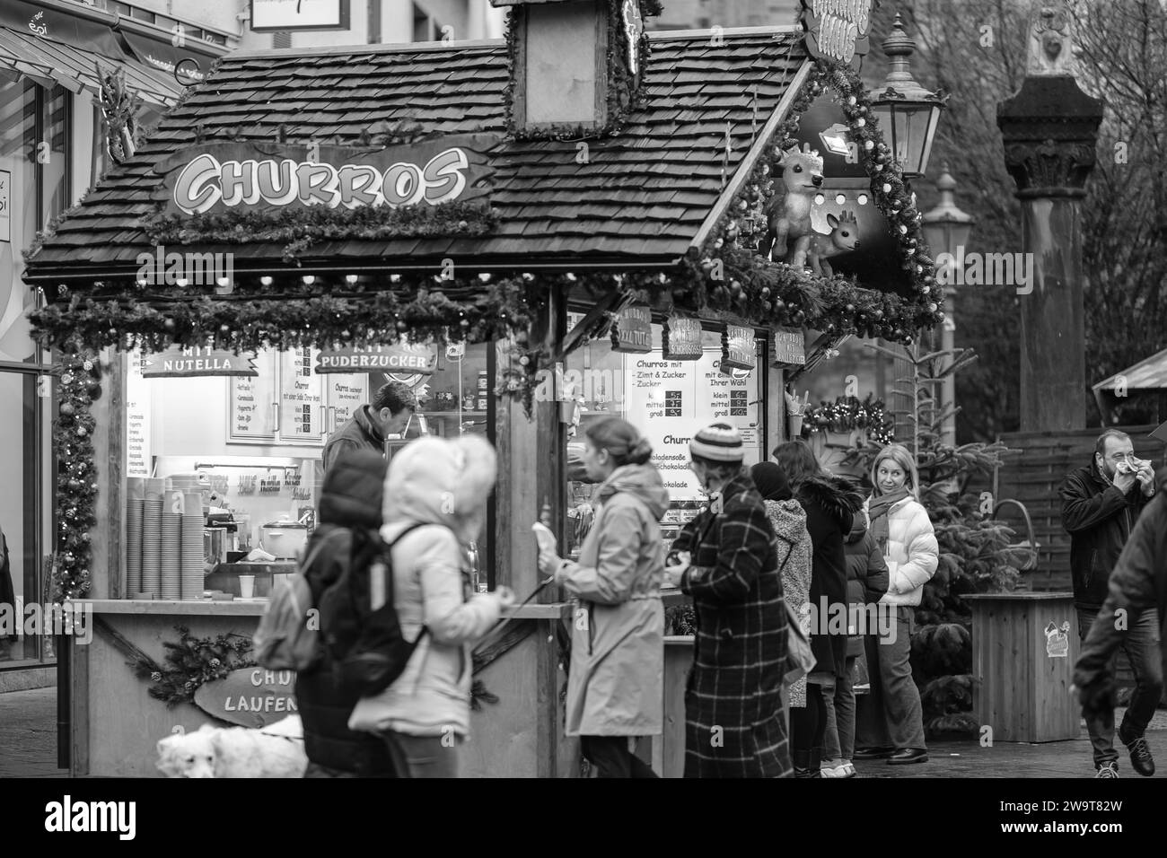 Bonn, Allemagne - 21 décembre 2023 : les gens marchent autour du marché de Noël traditionnel et pittoresque à Bonn Allemagne Banque D'Images