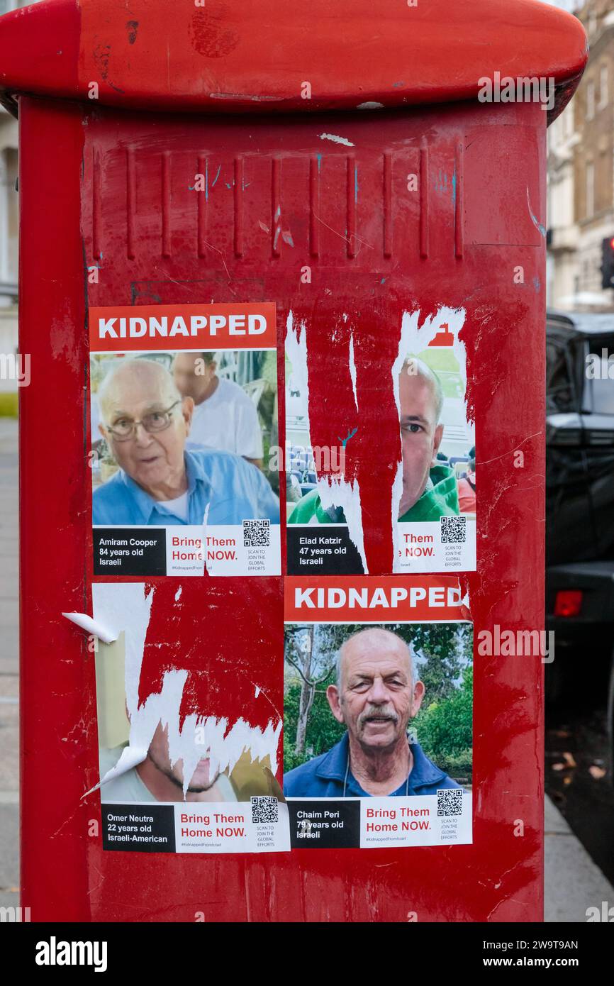 Campagne Bring Them Home, Londres, Royaume-Uni. 29 décembre 2023. Des affiches de citoyens israéliens pris en otage par le Hamas le 7 octobre 2023 ont été arrachées et jetées. La montée de l’antisémitisme a augmenté depuis le début de la guerre Israël-Hamas pour atteindre les niveaux les plus élevés jamais enregistrés. La campagne d’affiches du Forum des otages et des familles disparues vise à garder sous les yeux du public le sort des hommes, des femmes et des enfants toujours retenus en otage à Gaza. Photo par Amanda Rose/Alamy Live News Banque D'Images Campagne Bring Them Home, Londres, Royaume-Uni. 29 décembre 2023. Des affiches de citoyens israéliens pris en otage par le Hamas le 7 octobre 2023 ont été arrachées et jetées. La montée de l’antisémitisme a augmenté depuis le début de la guerre Israël-Hamas pour atteindre les niveaux les plus élevés jamais enregistrés. La campagne d’affiches du Forum des otages et des familles disparues vise à garder sous les yeux du public le sort des hommes, des femmes et des enfants toujours retenus en otage à Gaza. Photo par Amanda Rose/Alamy Live News Banque D'Images
