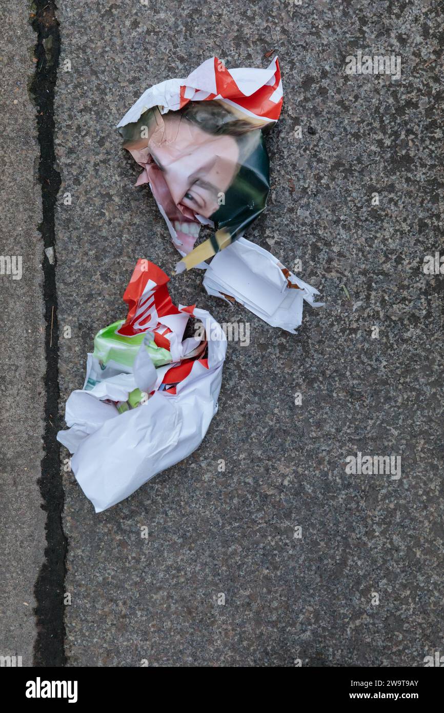 Campagne Bring Them Home, Londres, Royaume-Uni. 29 décembre 2023. Des affiches de citoyens israéliens pris en otage par le Hamas le 7 octobre 2023 ont été arrachées et jetées. La montée de l’antisémitisme a augmenté depuis le début de la guerre Israël-Hamas pour atteindre les niveaux les plus élevés jamais enregistrés. La campagne d’affiches du Forum des otages et des familles disparues vise à garder sous les yeux du public le sort des hommes, des femmes et des enfants toujours retenus en otage à Gaza. Photo par Amanda Rose/Alamy Live News Banque D'Images Campagne Bring Them Home, Londres, Royaume-Uni. 29 décembre 2023. Des affiches de citoyens israéliens pris en otage par le Hamas le 7 octobre 2023 ont été arrachées et jetées. La montée de l’antisémitisme a augmenté depuis le début de la guerre Israël-Hamas pour atteindre les niveaux les plus élevés jamais enregistrés. La campagne d’affiches du Forum des otages et des familles disparues vise à garder sous les yeux du public le sort des hommes, des femmes et des enfants toujours retenus en otage à Gaza. Photo par Amanda Rose/Alamy Live News Banque D'Images