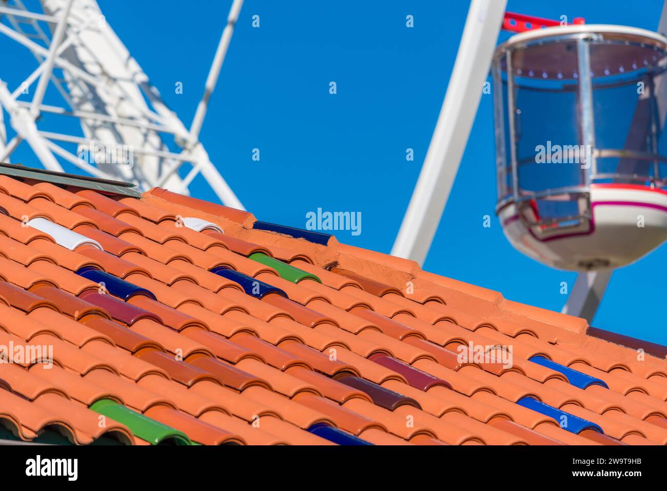 Nouvelles tuiles de toit vitrées incurvées en baril de mission et une grande roue au pavillon Bondi récemment rénové (2023) à Sydney, en Australie Banque D'Images