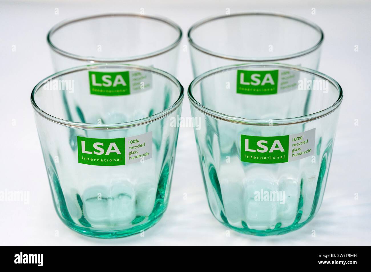 Béchers en verre recyclé LSA International Banque D'Images