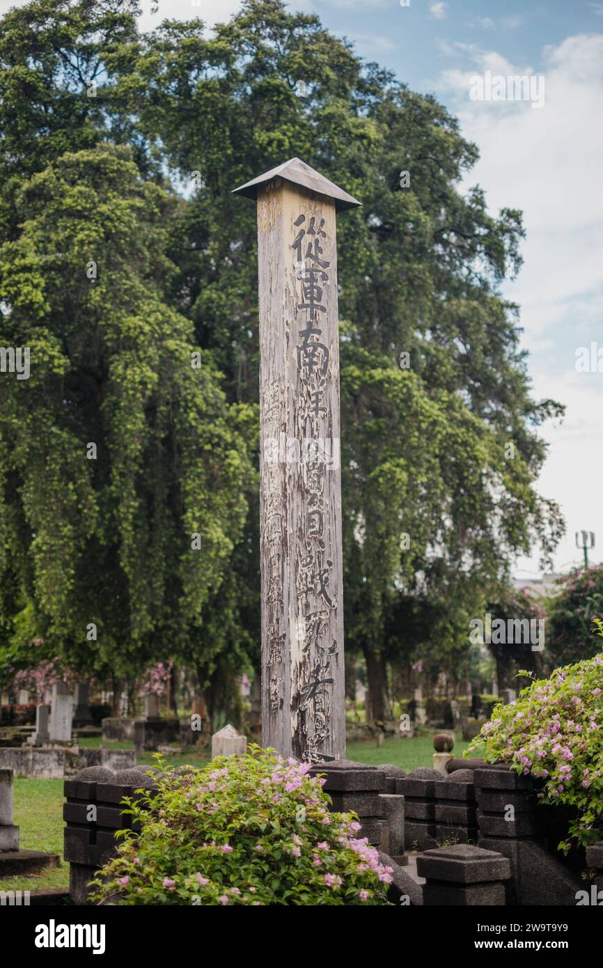 Singapour - juillet 9 2023 : Tall Slim Japanese Tombstone stands Tall Banque D'Images
