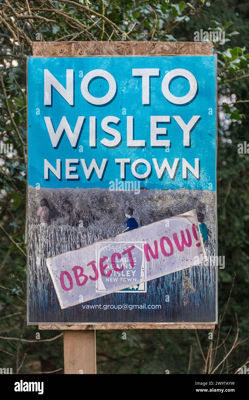 Non à Wisley New Town, affiche ou affiche de protestation locale dans le Surrey, Angleterre, Royaume-Uni, en 2023 Banque D'Images