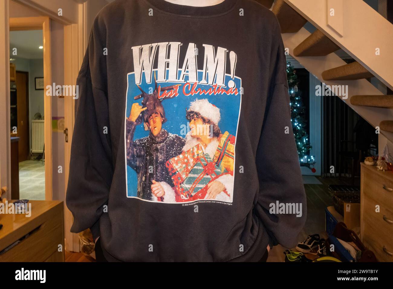 Un pull ou sweat-shirt Wham Last Christmas porté par un jeune homme, Royaume-Uni Banque D'Images