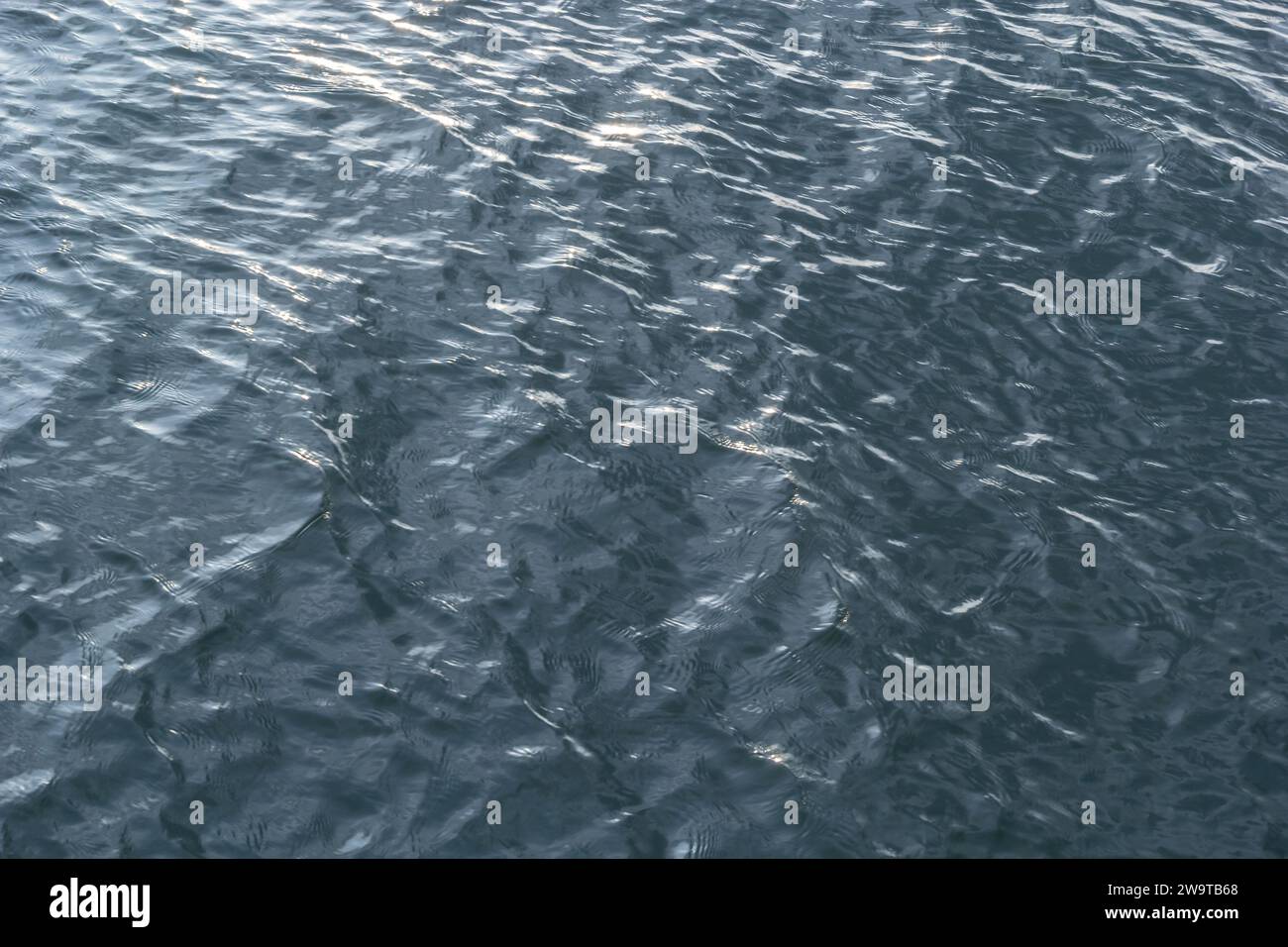 contexte. effet de flou artistique. reflet du ciel dans un lac de rivière. Banque D'Images