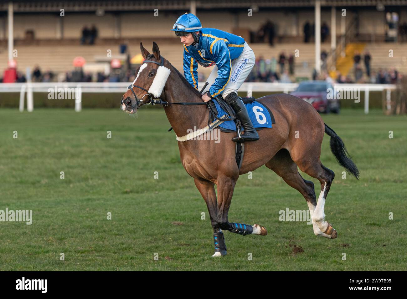 Ben Jones chevauchant So Socksy au départ à Wincanton, le 21 mars 2022 Banque D'Images