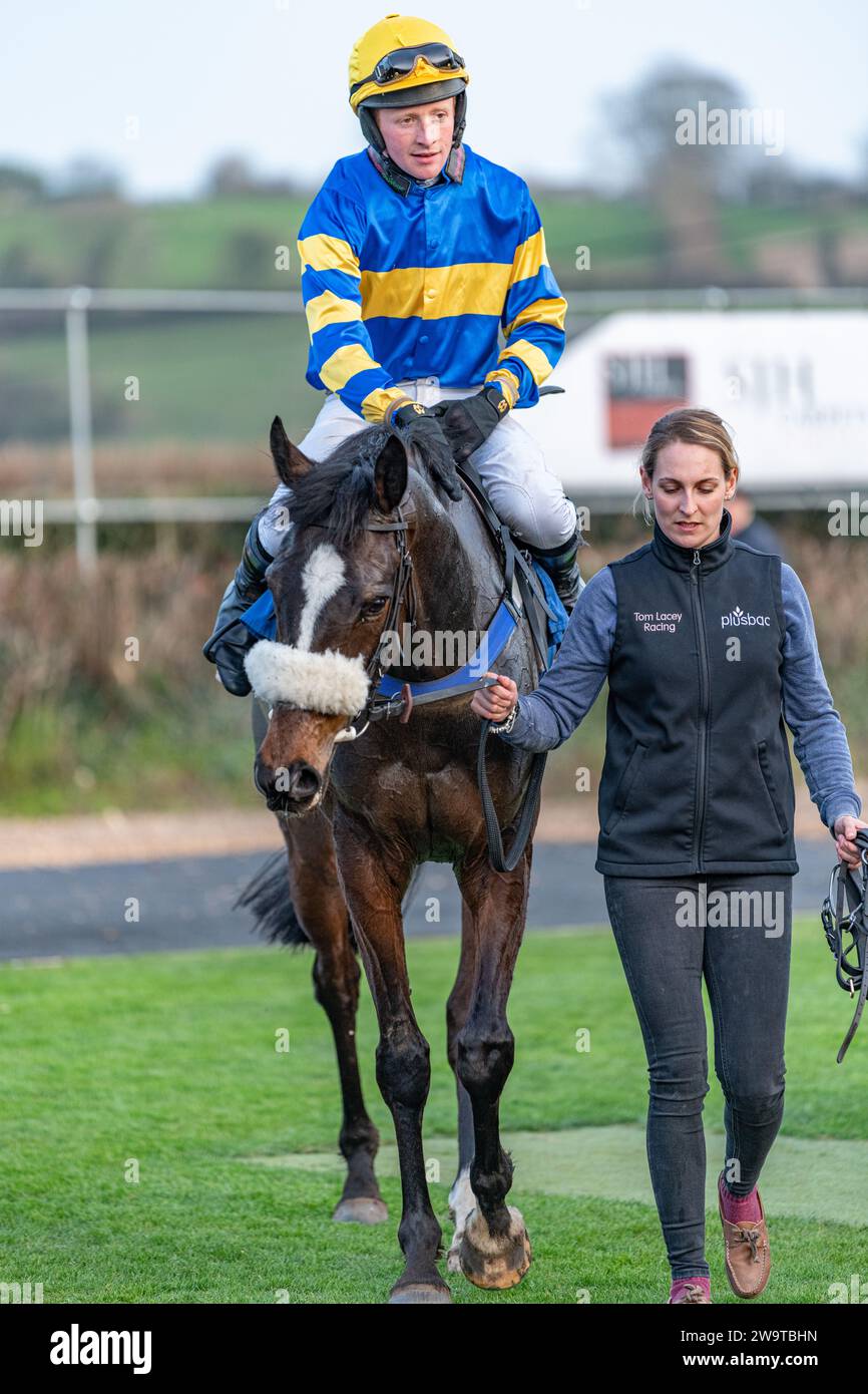 Immortal Fame, monté par Stan Sheppard et entraîné par Tom Lacey, remportant la haie handicap à Wincanton, le 21 mars 2022 Banque D'Images