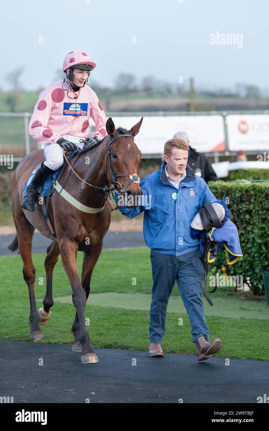 Allez-y, monté par James Best et entraîné par Mitchell Hunt, courant dans la haie handicap à Wincanton, le 21 mars 2022 Banque D'Images