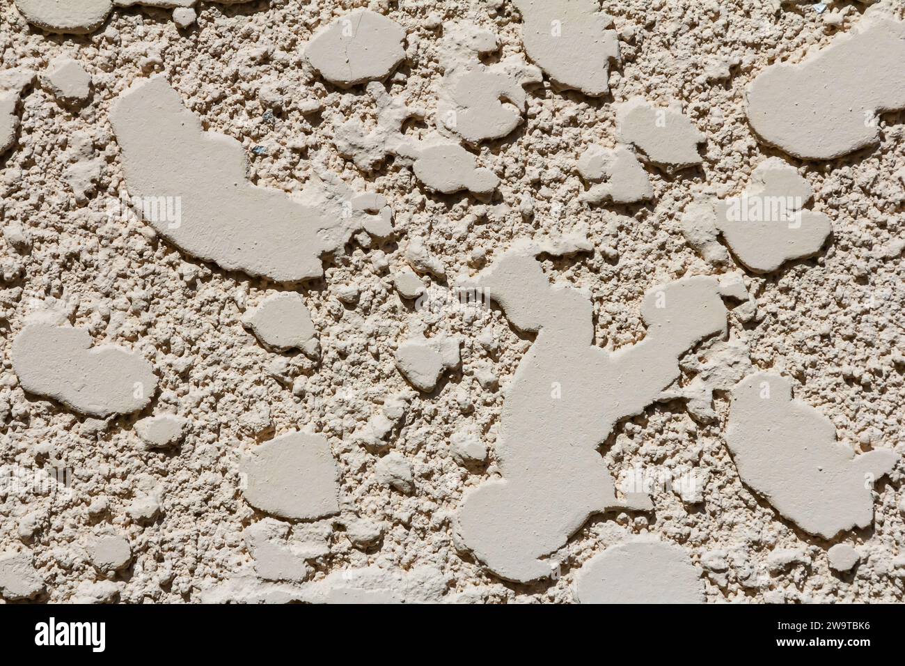 Mur de béton frais sur le chantier de construction, mur gris avec plancher de ciment, processus de rénovation de fond de construction, abstrait. Banque D'Images