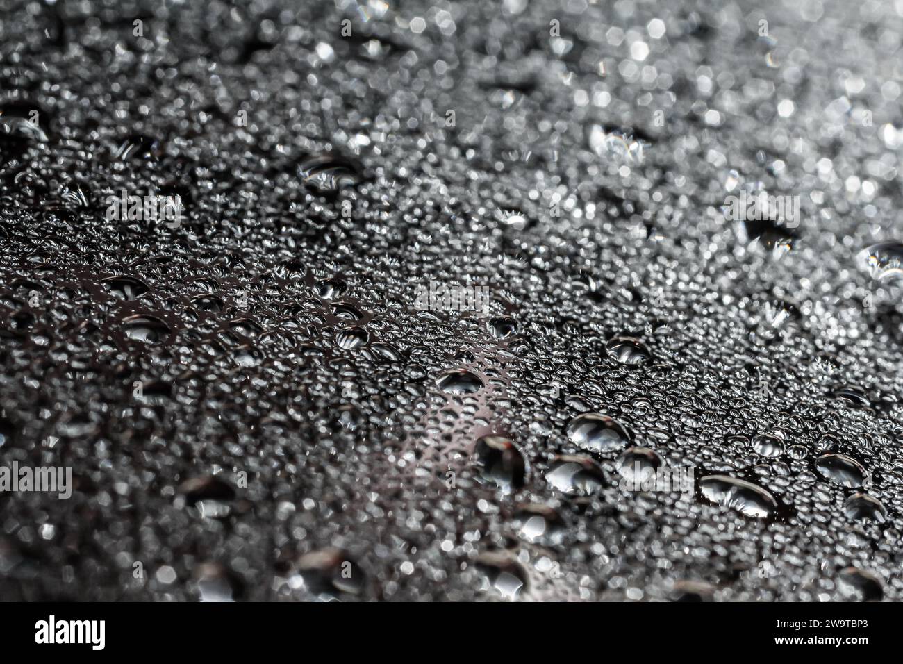 Gouttes d'eau sur un fond de couleur. Focus sélectif. Gris. Banque D'Images