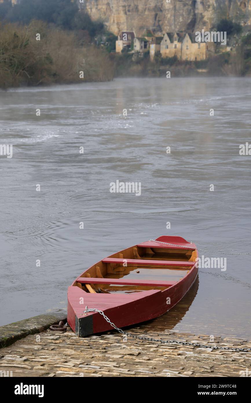 Bateau traditionnel en bois pour la pêche en Dordogne à la Roque-Gageac en Périgord Noir. L'eau dans le bateau est utilisée pour gonfler le bois de sorte que Banque D'Images