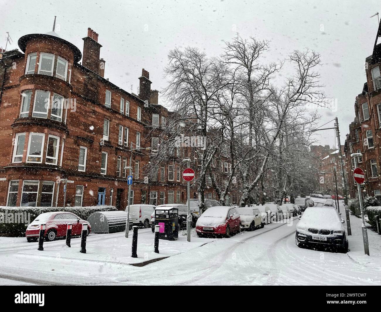 Chutes de neige couvrant les routes et les sentiers dans la région de Shawlands à Glasgow. De fortes rafales sont en cours de route alors que le Royaume-Uni fait partie de la préparation pour le temps enneigé pendant le dernier week-end de l'année, après quelques jours de vent en raison de la tempête Gerrit. Date de la photo : Samedi 30 décembre 2023. Banque D'Images