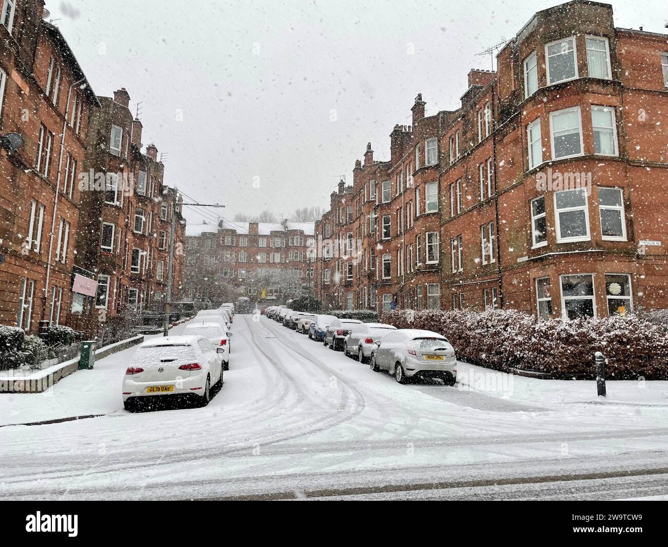 Chutes de neige couvrant les routes et les sentiers dans la région de Shawlands à Glasgow. De fortes rafales sont en cours de route alors que le Royaume-Uni fait partie de la préparation pour le temps enneigé pendant le dernier week-end de l'année, après quelques jours de vent en raison de la tempête Gerrit. Date de la photo : Samedi 30 décembre 2023. Banque D'Images
