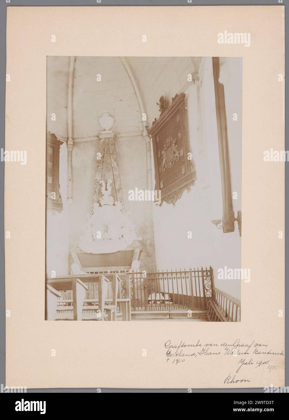 Monument Graf de Hans Willem Bentinck dans l'église réformée de Rhoon, anonyme (Monumentenzorg) (attribué à), 1905 photographie support photographique de Rhoon. construction de tombes en carton, tombe monumentale. Intérieur de l'église Rhoon Banque D'Images