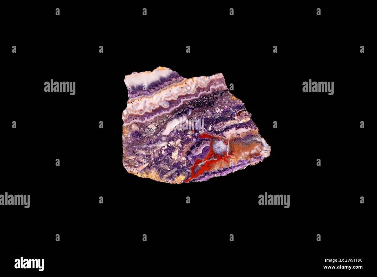 photographie de tranches de fluorite violette, d'agate rouge et de calcédoine. macro détail noir isolé arrière-plan. centre thermal de pierres précieuses semi-précieuses polies en gros plan Banque D'Images