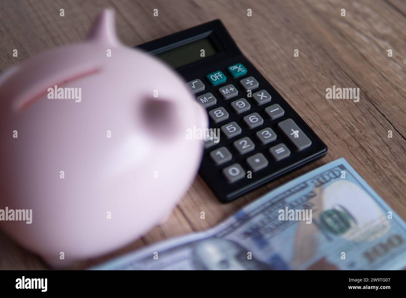 Image en gros plan de tirelire, calculatrice et argent sur la table en bois. Concept financier. Banque D'Images