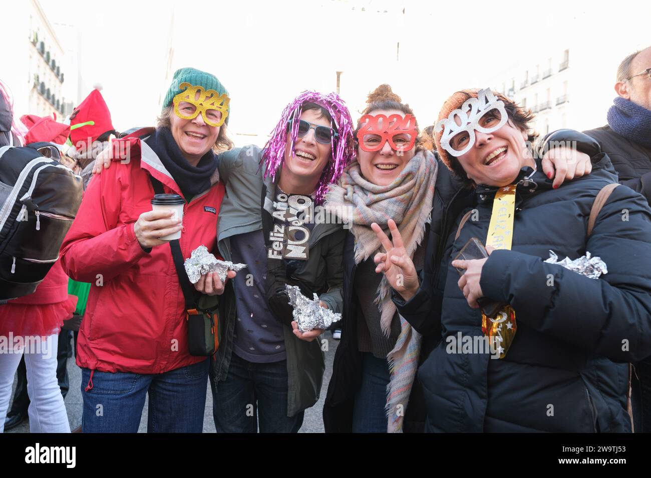 Les gens boivent 12 raisins pendant les Preuvas comme une répétition de ...