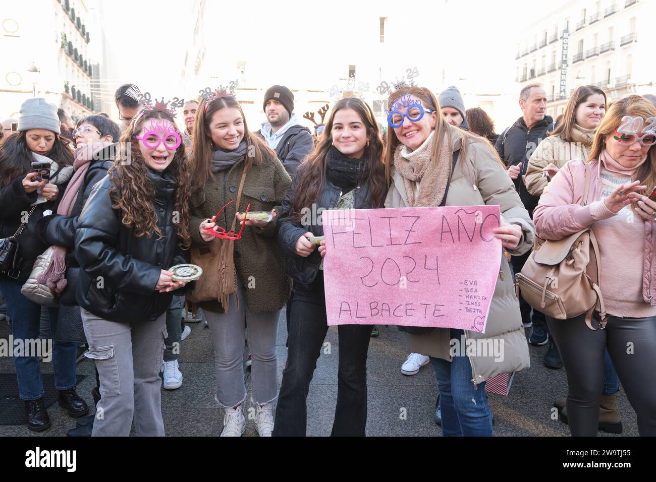 Les gens boivent 12 raisins pendant les Preuvas comme une répétition de ...