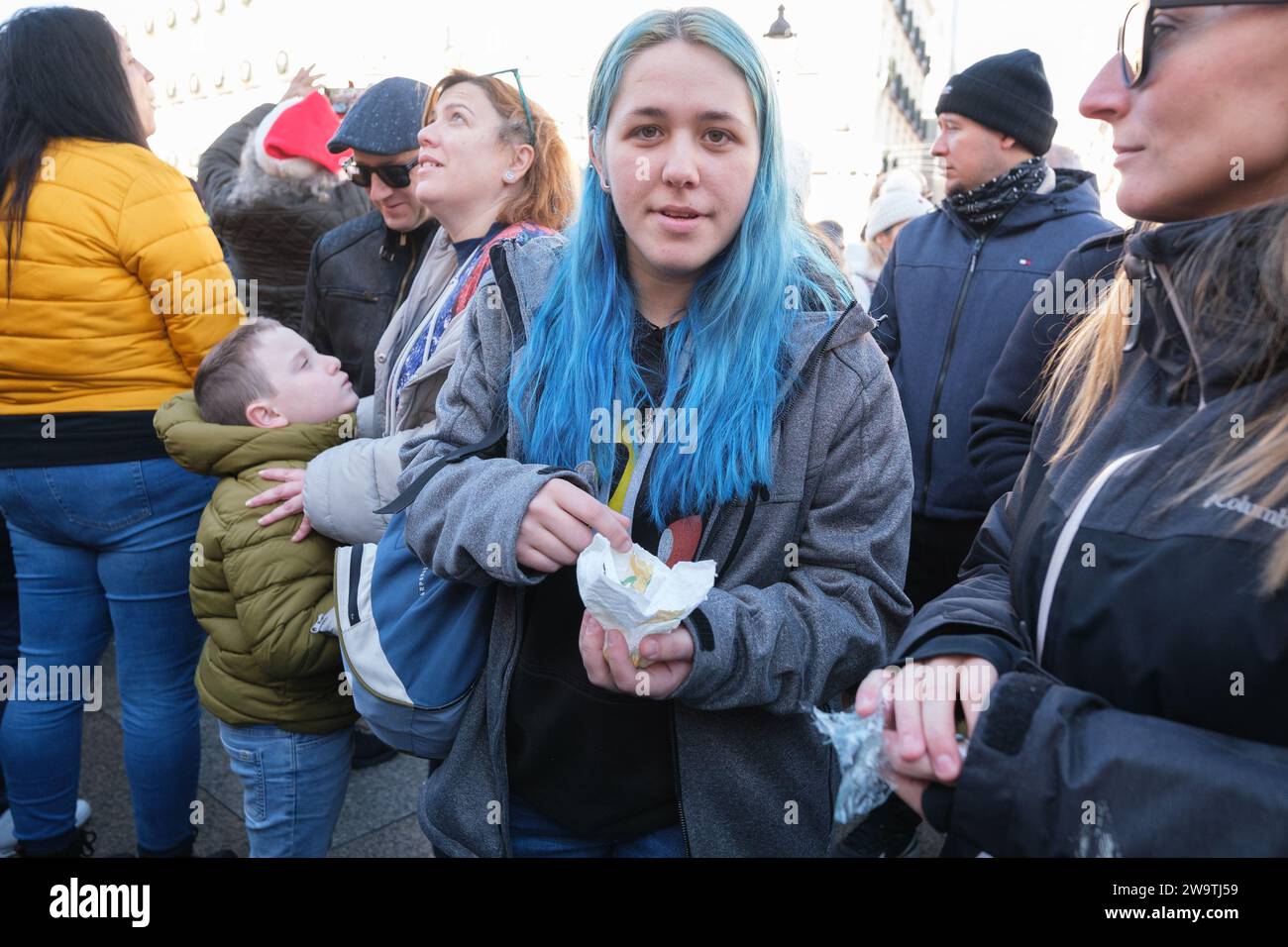 Les gens boivent 12 raisins pendant les Preuvas comme une répétition de ...