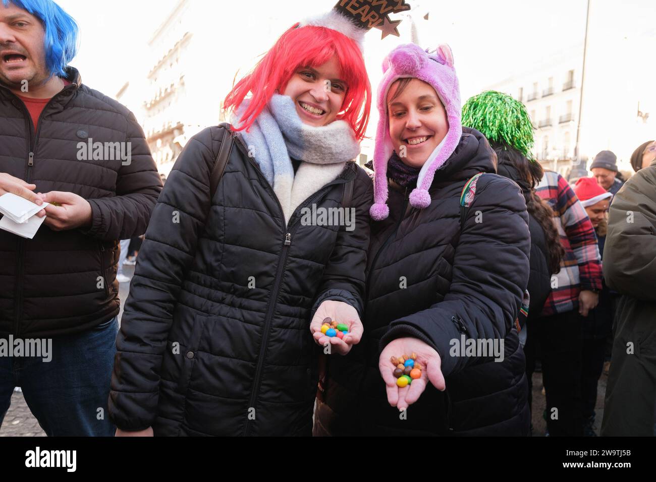 Les gens boivent 12 raisins pendant les Preuvas comme une répétition de ...