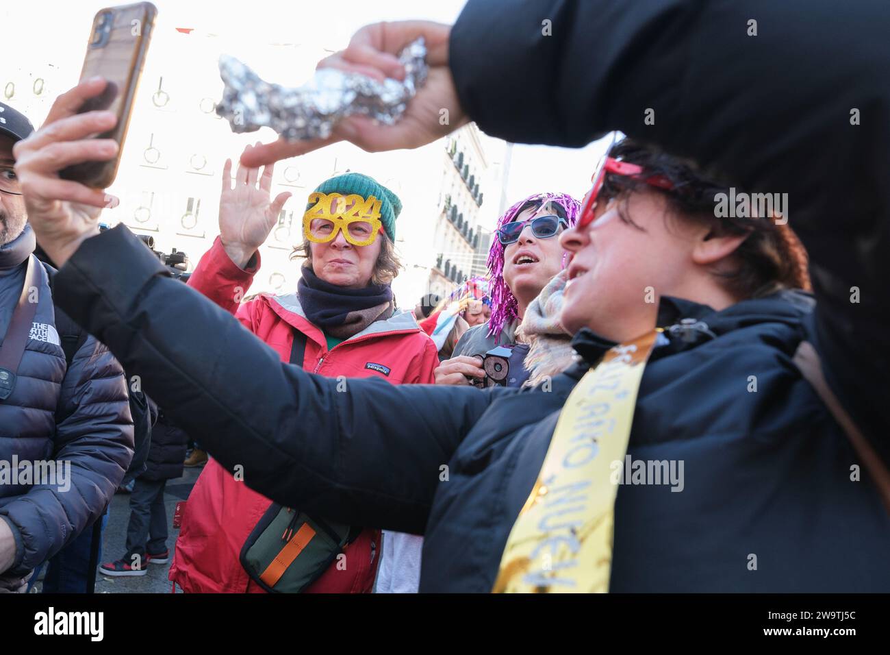 Les gens boivent 12 raisins pendant les Preuvas comme une répétition de ...