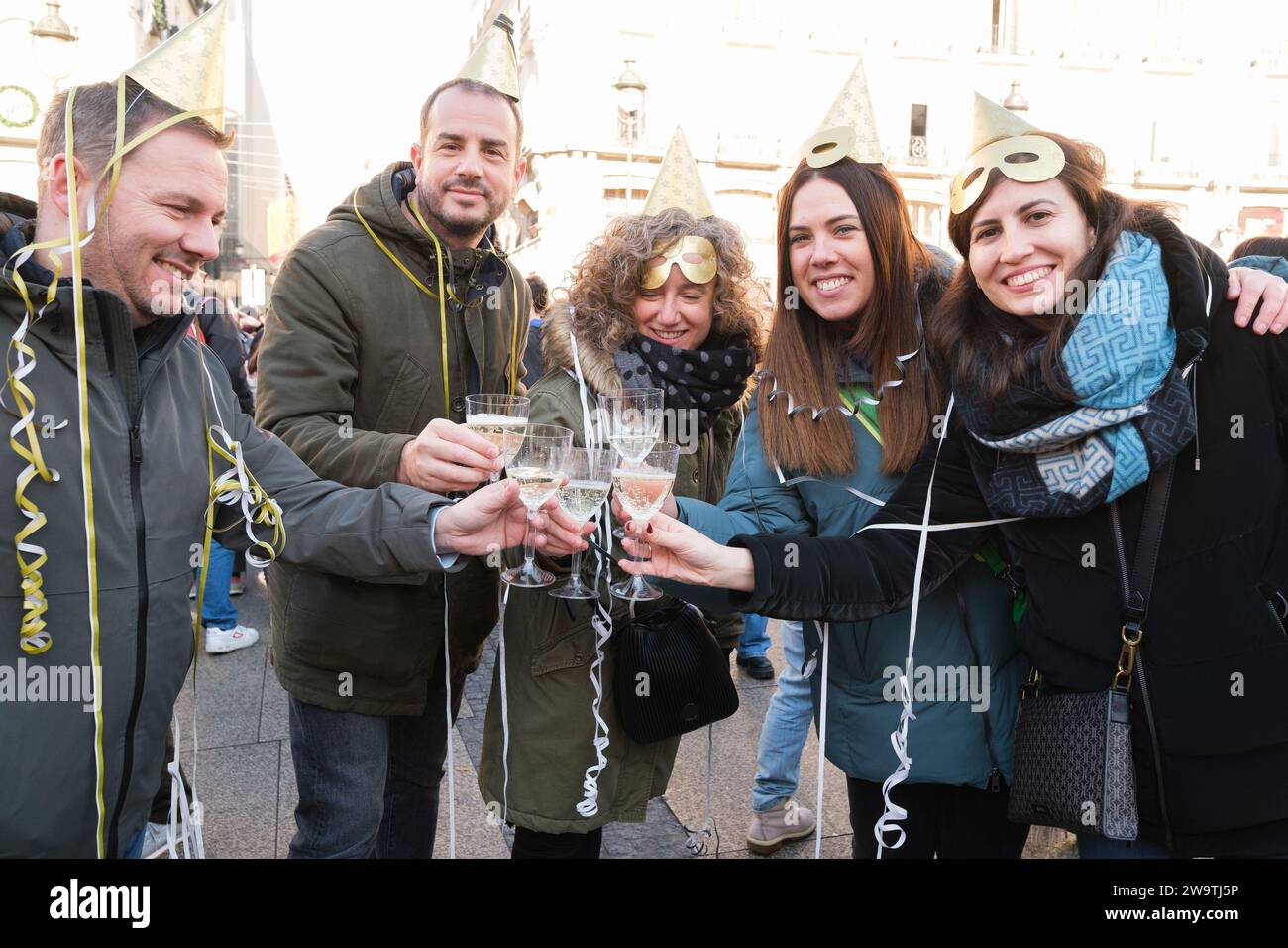 Les gens boivent 12 raisins pendant les Preuvas comme une répétition de ...