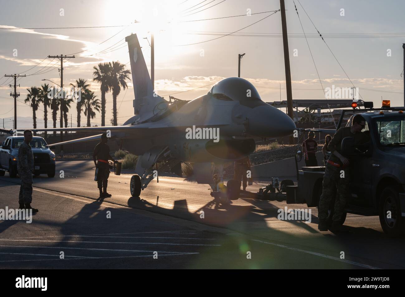 Des aviateurs américains du 57th Aircraft Maintenance Squadron transportent un F-16 Fighting Falcon à la base aérienne de Nellis le 21 juin 2023. Photo de Jordan McCoy Banque D'Images