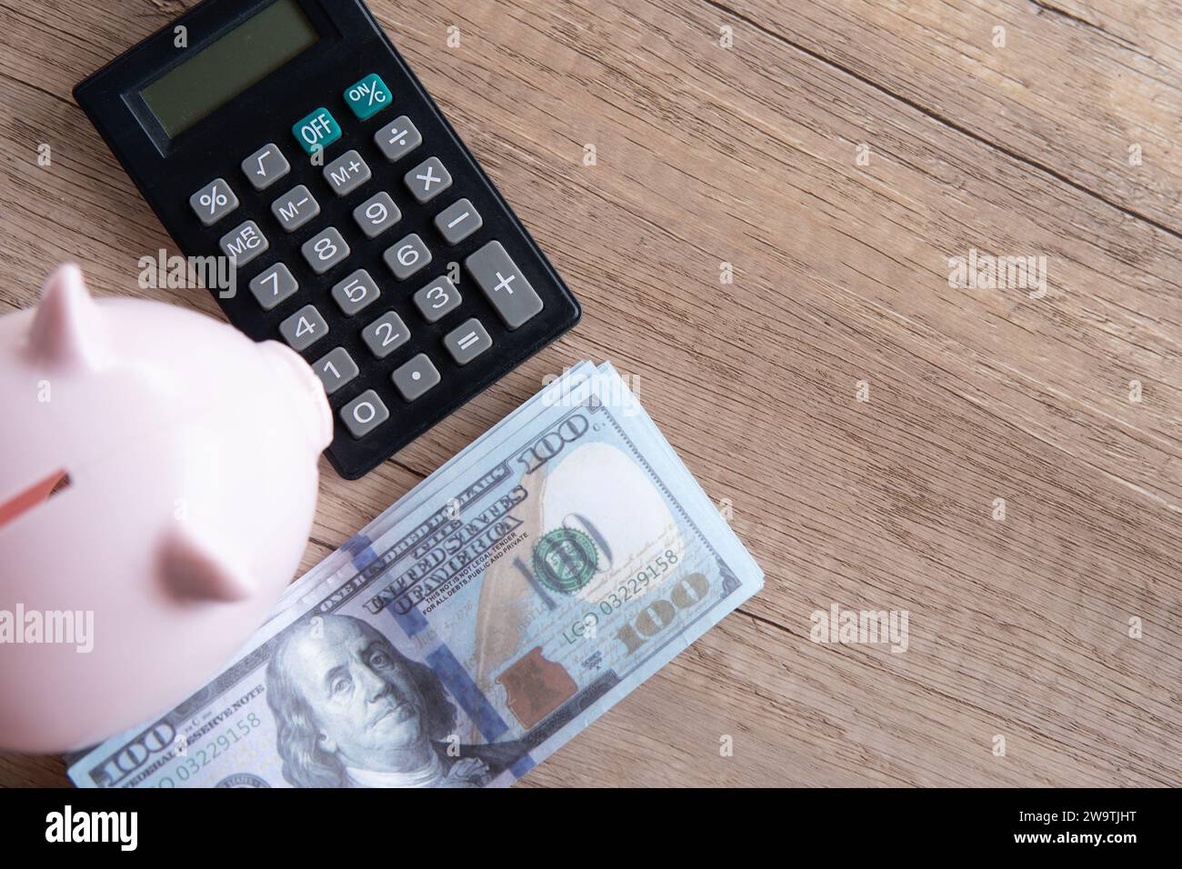 Image en gros plan de tirelire, calculatrice et argent sur la table en bois. Concept financier. Banque D'Images