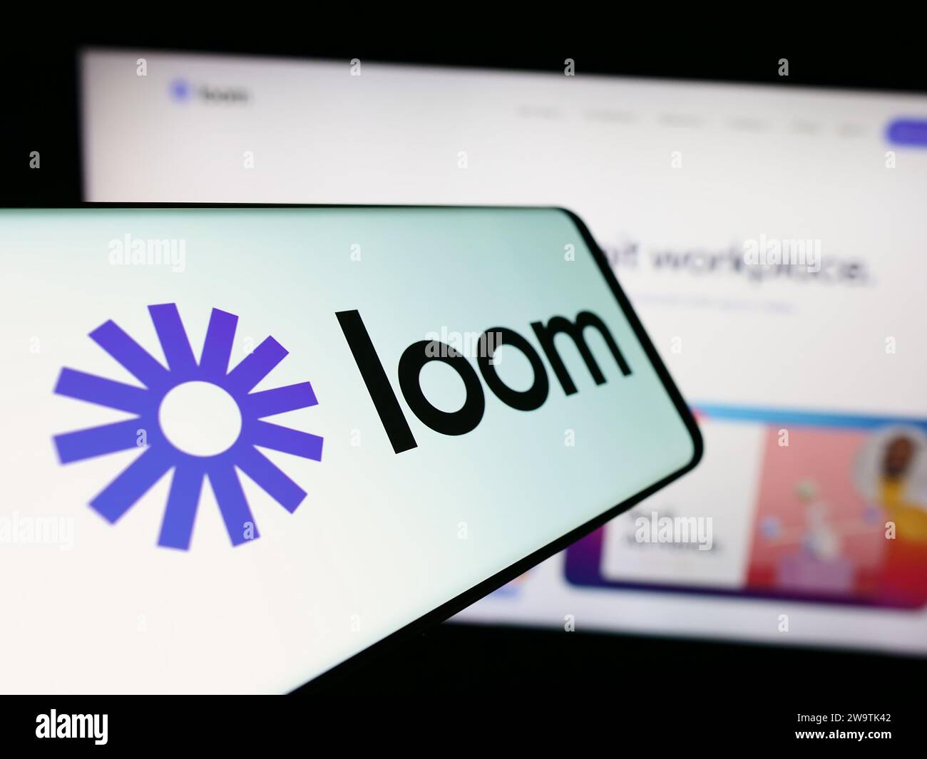 Smartphone avec logo de la société américaine de logiciels de communication vidéo Loom Inc. Devant le site Web de l'entreprise. Concentrez-vous sur le centre de l'écran du téléphone. Banque D'Images