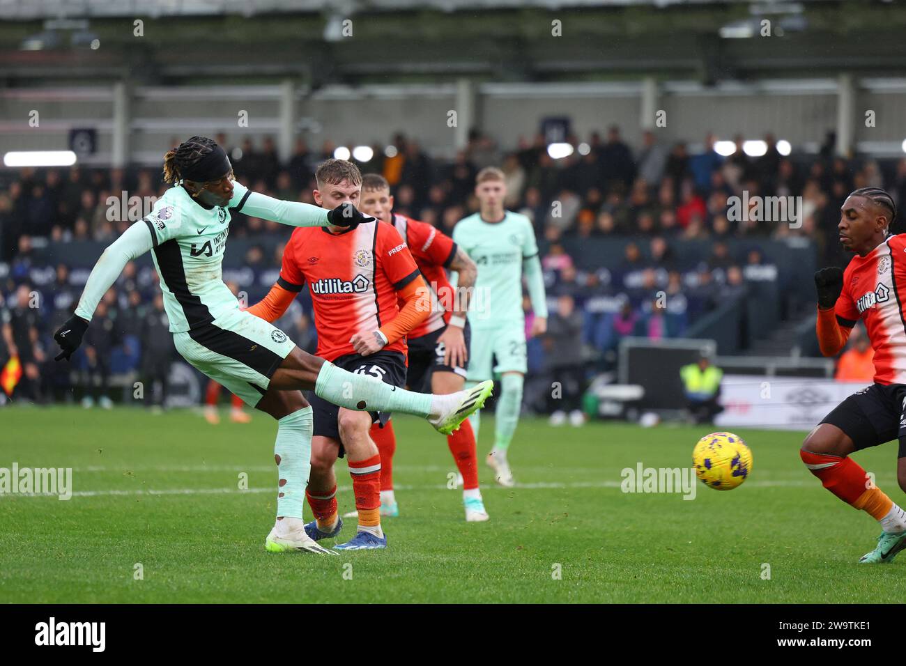 Kenilworth Road, Luton, Bedfordshire, Royaume-Uni. 30 décembre 2023. Premier League football, Luton Town contre Chelsea ; Noni Madueke de Chelsea tire et marque 0-2 à la 37e minute crédit : action plus Sports/Alamy Live News Banque D'Images