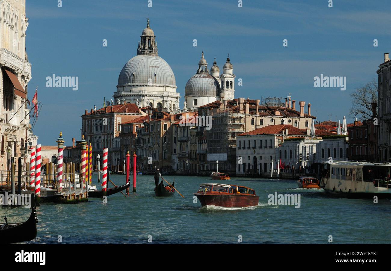 Croisière sur le Canale Grande avec vue sur la Basilique Santa Maria Della Salute à Venise en Italie sur Un merveilleux jour de printemps avec quelques nuages dans le ciel Banque D'Images