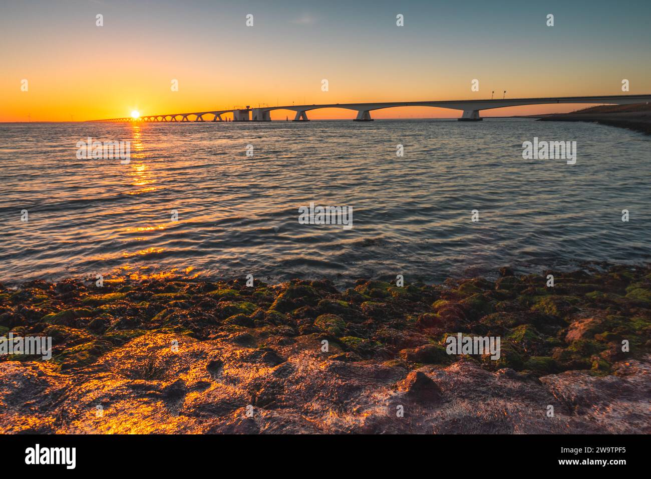 Coucher de soleil par le Zeeland Bridge, Zierikzee aux pays-Bas. Banque D'Images