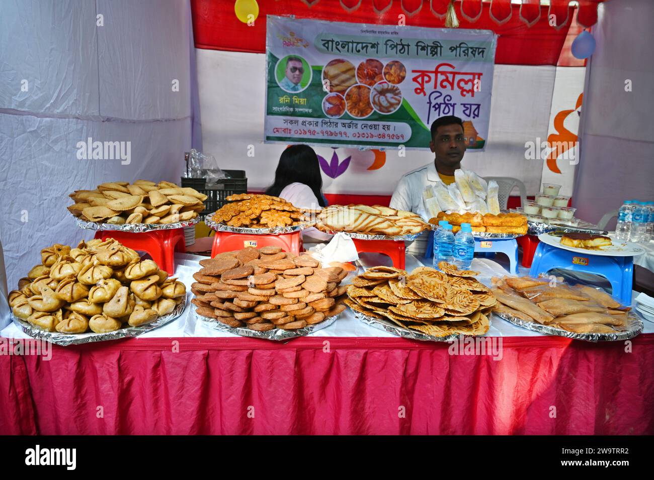 Les Pithas se vendent chez Poush Mela Banque D'Images