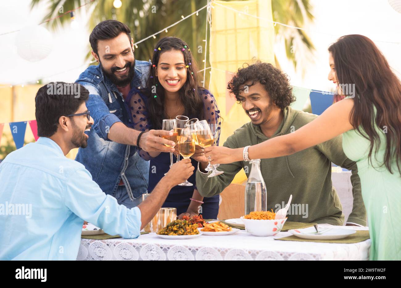 Groupe de jeunes amis champagnes verres à vin à la célébration de la fête du nouvel an - concept de rassemblement d'anniversaire, détente de week-end et ensemble Banque D'Images