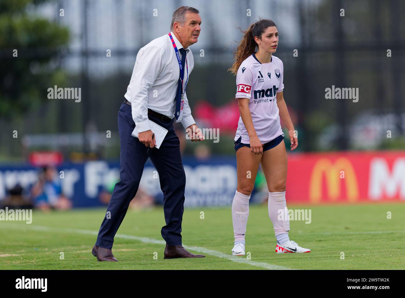 Sydney, Australie. 30 décembre 2023. L'entraîneur Jeffrey Hopkins parle à sa joueuse McKenzie Weinert de la victoire lors du match RD10 féminin de la A-League entre les Wanderers de Western Sydney et Melbourne Victory au Wanderers football Park le 30 décembre 2023 à Sydney, en Australie Credit : IOIO IMAGES/Alamy Live News Banque D'Images